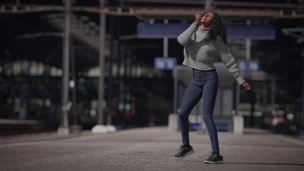 Estilo de Vida Urbano Retrato da Pessoa Feminina Mostrando Dramático Emocional Estilo Livre Dança Mover  - Filmagem, Vídeo