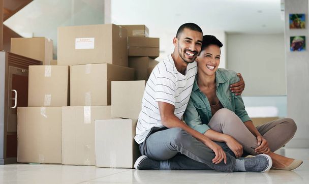 Šťastný pár, portrét a stěhování do nového domova s krabicemi pro investice do nemovitostí, nemovitostí nebo obývacího pokoje. Muž, žena a tvář pro hypoteční nebo domovní pojištění na bydlení, byt nebo půjčku. - Fotografie, Obrázek