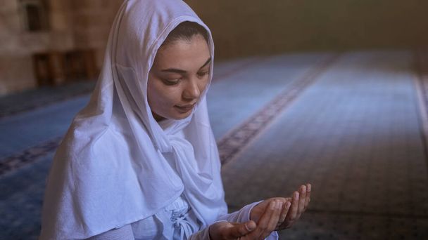 Μουσουλμάνα γυναίκα προσεύχεται στο τζαμί - Φωτογραφία, εικόνα