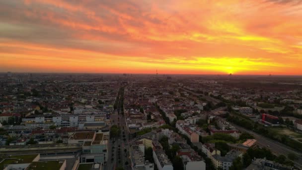 panorama vista general drone drone. La ciudad despierta al amanecer, paisaje urbano sereno como el cielo naranja vibrante. Luz ambiental durante la madrugada - Metraje, vídeo