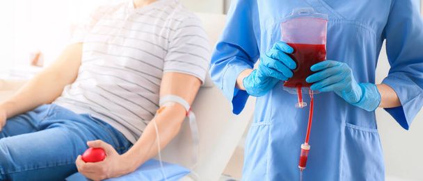Mann spendet Blut im Krankenhaus - Foto, Bild