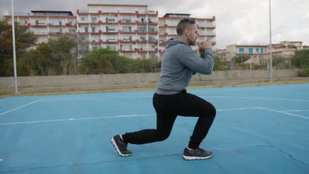 Sport Kaukasische man training buiten in het park. - Video