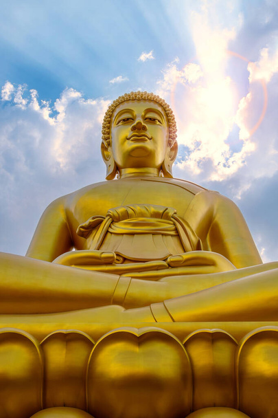 Bangkok, Thaiföld - december 20 2023: The Big Seated Buddha Statue (Buddha Dhammakaya Dhepmongkol) at Wat Paknam Phasi Charoen (templom) Bangkokban, Thaiföldön - Fotó, kép