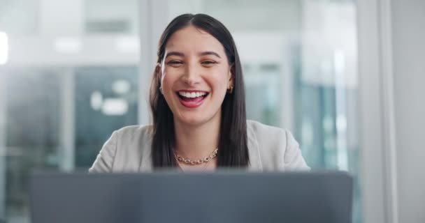 Ευτυχής, φορητό υπολογιστή και γυναίκα των επιχειρήσεων στο γραφείο ανάγνωση δημιουργική έρευνα σε απευθείας σύνδεση για το έργο. Χαμόγελο, γέλιο και επαγγελματική γυναίκα σχεδιαστής που εργάζονται στο διαδίκτυο με τον υπολογιστή στο σύγχρονο χώρο εργασίας - Πλάνα, βίντεο