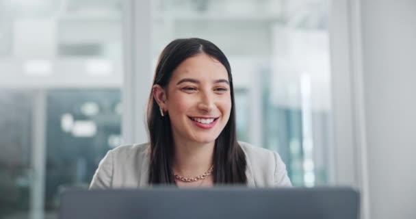 Hymyile, kannettava tietokone ja liiketoiminnan nainen toimistossa lukemassa luovaa tutkimusta verkossa projektiin. Onnellinen, naurava ja ammattimainen naissuunnittelija työskentelee internetissä tietokoneen kanssa nykyaikaisella työpaikalla - Materiaali, video
