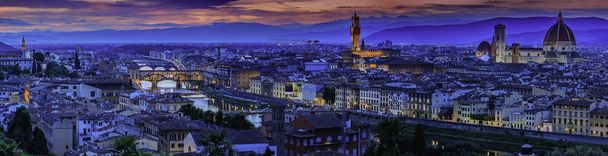 Флоренція місто на заході сонця. Панорамним видом на річку Арно - Фото, зображення
