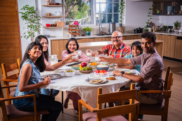 Happy multi-generace asijské indické rodiny těší oběd společně doma. - Fotografie, Obrázek