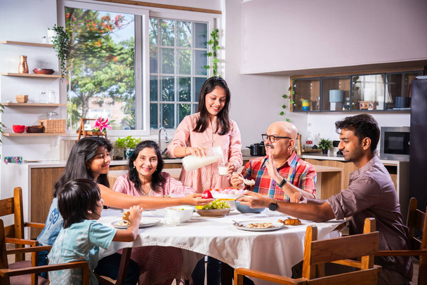 Happy multi-generace asijské indické rodiny těší oběd společně doma. - Fotografie, Obrázek