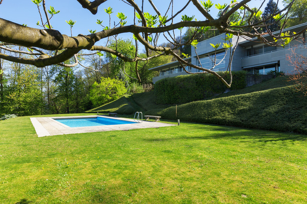 Ulkopuolella moderni talo kesällä, uima-allas
 - Valokuva, kuva
