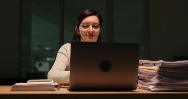 Empreendedor feliz em fechar negócio importante usando laptop. Mulher especialista irradia alegria desfrutando na satisfação do trabalho bem feito no trabalho - Filmagem, Vídeo