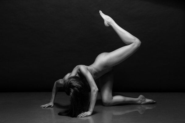 Beautiful body of young woman over dark background - Zdjęcie, obraz