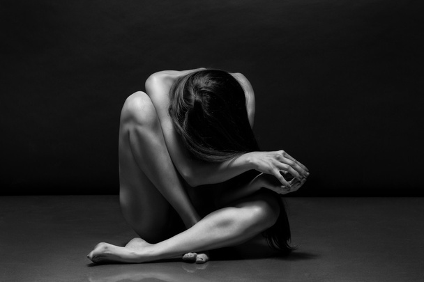 Beautiful body of young woman over dark background - Zdjęcie, obraz
