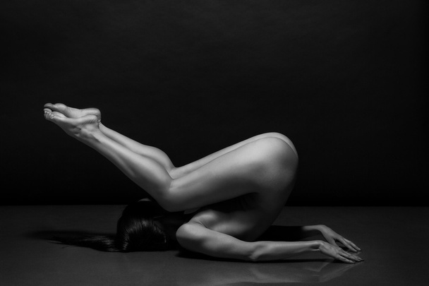 Beautiful body of young woman over dark background - Fotó, kép