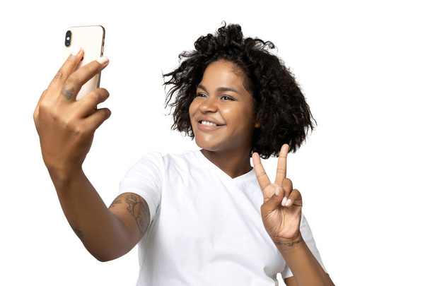 PNG, Nuori Afrikkalainen Amerikkalainen nainen älypuhelimella, eristetty valkoisella taustalla - Valokuva, kuva