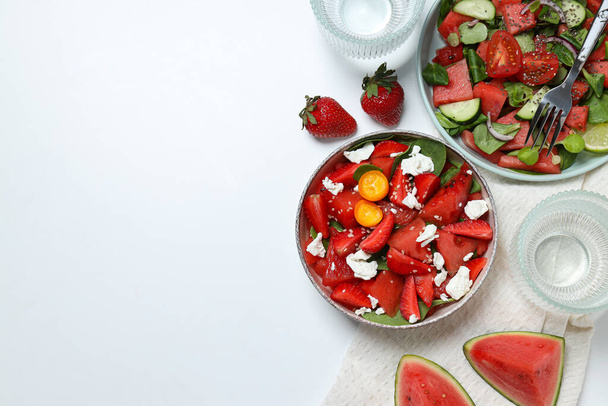 Salada de melancia em tigelas com morangos em um fundo branco - Foto, Imagem