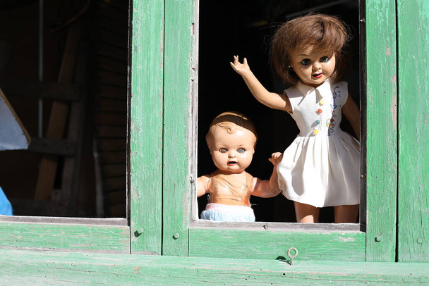 Strašidelné panenky v opuštěném domě na pozadí, zavřít - Fotografie, Obrázek