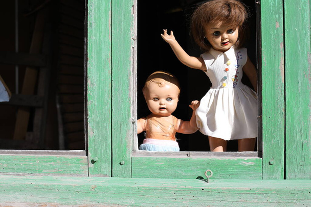 Muñecas espeluznantes en casa abandonada en el fondo, de cerca - Foto, imagen