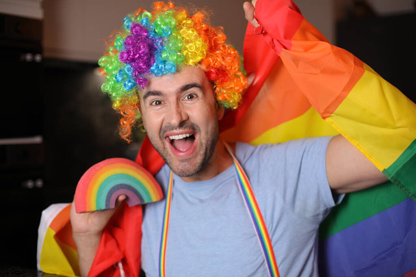 Hombre orgulloso usando muchas cosas con los colores del arco iris - Foto, imagen
