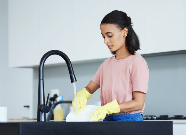 Mytí talíře, voda a žena v kuchyni s mýdlem na nečistoty, úklid a odstranění bakterií. Žena čistič nebo pracovník, kapalina a ruce s porcelánem dřezem pro bezpečnost virů, zdraví a kohoutku. - Fotografie, Obrázek