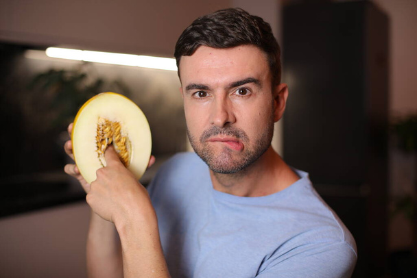 Man met het interieur van een vrucht op de achtergrond, close up - Foto, afbeelding
