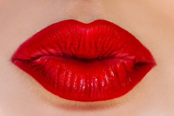 Lähikuva kuva naisen huulet punaisella huulipunalla
 - Valokuva, kuva