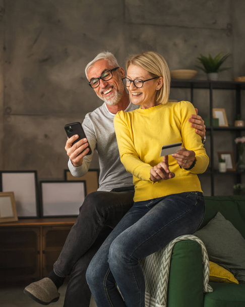 Dojrzałe lub starsze pary mąż i żona są szczęśliwi po udanych zakupów online w domu - Zdjęcie, obraz