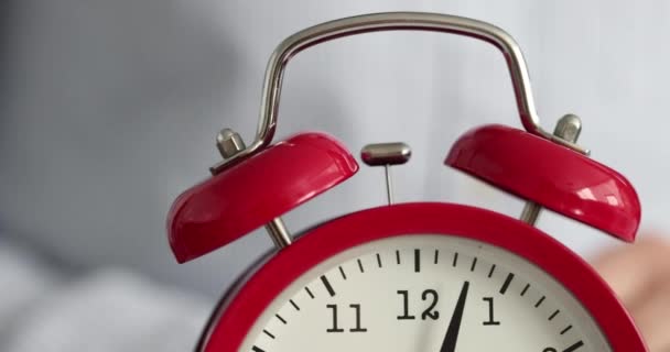 Червоний будильник дзвонить вранці крупним планом 4k фільм повільний рух. дотримання концепції режиму
 - Кадри, відео
