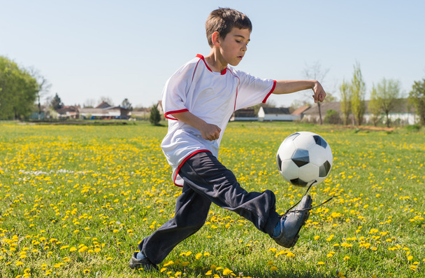 Jungen kicken Fußball - Foto, Bild