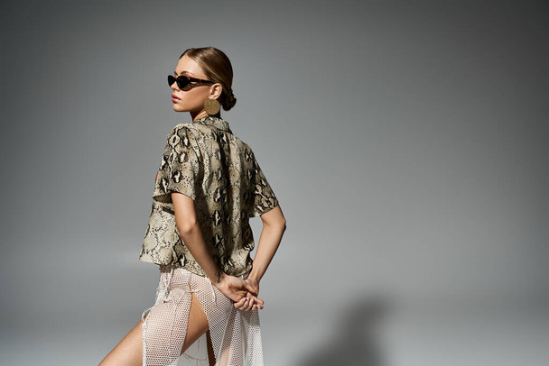 Elegante donna occhiali da sole sportivi e una camicia di pelle di serpente alla moda. - Foto, immagini
