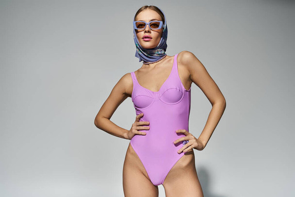 Tyylikäs nainen violetti uimapuku silmiinpistävää aiheuttaa - Valokuva, kuva