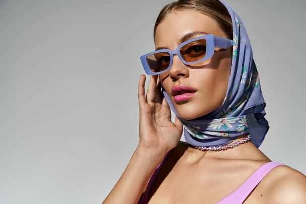 Mujer con estilo con gafas de sol y bufanda. - Foto, imagen