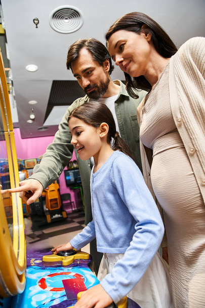 Щаслива сім'я насолоджується іграми разом в аркадній зоні торгових центрів протягом вихідних. - Фото, зображення