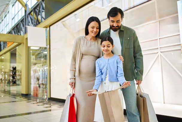 Onnellinen perhe ostoskassit nauttia viikonlopun retki vilkkaassa ostoskeskuksessa, luoda erityisiä muistoja yhdessä. - Valokuva, kuva