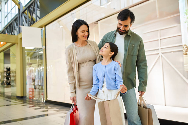 Een gelukkig gezin van vier, met meerdere kleurrijke boodschappentassen tijdens het wandelen door een bruisend winkelcentrum op een weekend uitje. - Foto, afbeelding