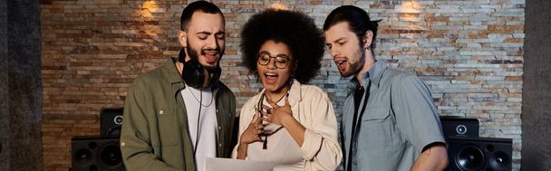 Un groupe de musique se tient en confiance devant un mur de briques texturé pendant la répétition dans un studio d'enregistrement. - Photo, image
