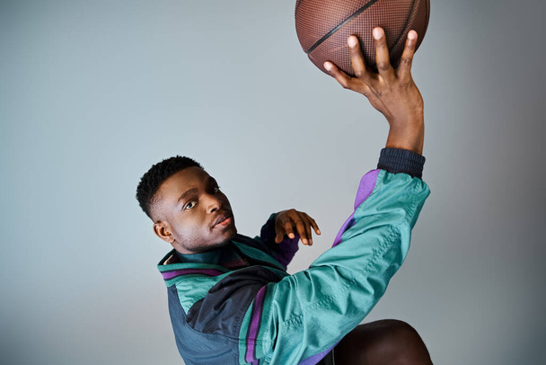 Elinde basketbol topu tutan Afrikalı Amerikalı.. - Fotoğraf, Görsel
