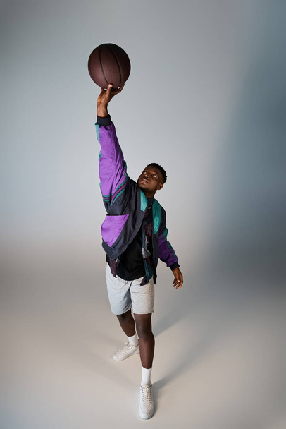 バスケットボールを持っているスタイリッシュなアフリカ系アメリカ人男性. - 写真・画像