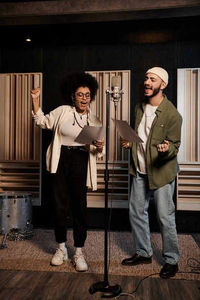 Um homem e uma mulher apaixonadamente cantam juntos em um estúdio de gravação durante um ensaio da banda de música. - Foto, Imagem