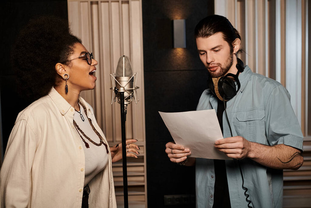 Un uomo e una donna collaborano in uno studio di registrazione, creando musica per le prove della band. - Foto, immagini
