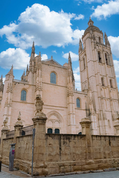 Segovia, Espaa. 28 de abril de 2022: Catedral de Segovia con cielo azul. - Foto, imagen