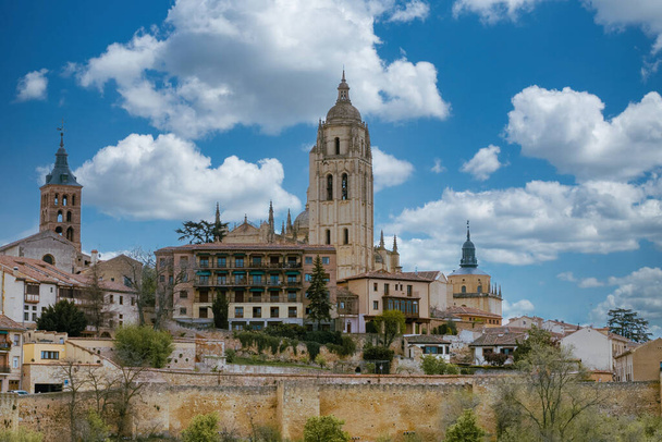 Segovia, Espaa. 28 de abril de 2022: Catedral de Segovia con cielo azul. - Foto, imagen