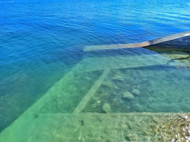 Underwater Mysteries: Explorando as profundezas do Lago Petn Itz a partir do San Andrs Boardwalk - Foto, Imagem