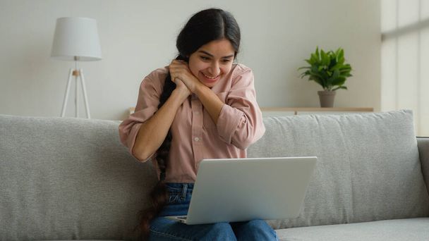 Şaşırmış iş kadını ev ofisinden uzakta bilgisayarla çalışıyor mutlu Arap Hintli kız öğrenci iyi bir sınav başarısını kutluyor gülücük başarısını iş zaferini. - Fotoğraf, Görsel