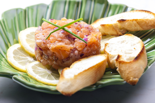 salmon tartar with red onion - Fotoğraf, Görsel