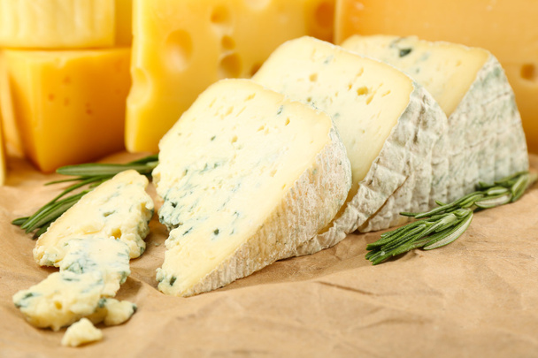 Various types of cheese with rosemary on table close up - Foto, Imagem