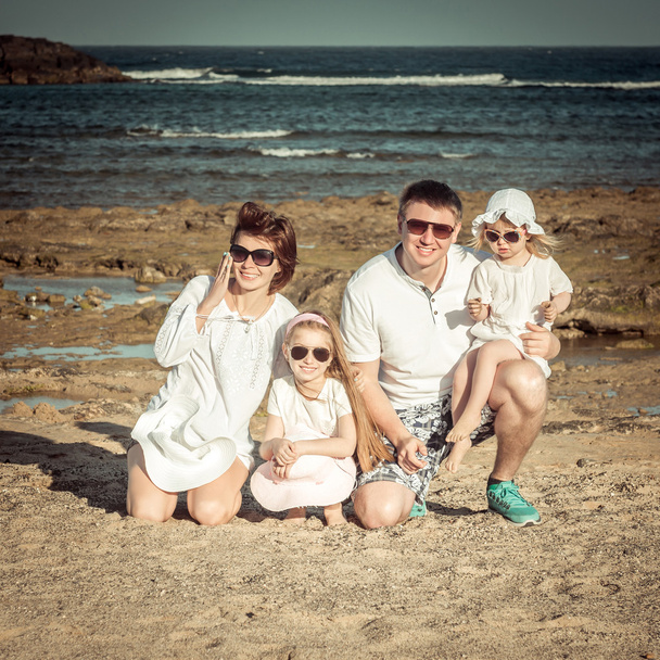 Young family on the beach - Foto, Imagem