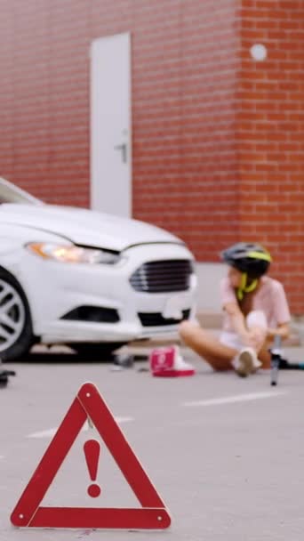 Señal roja de advertencia vertical video stands asfalto coche alerta de accidente precaución. Consecuencias incidentes de carretera seguridad vial señal de advertencia roja secuelas colisión vehicular señal de advertencia roja asfalto - Metraje, vídeo