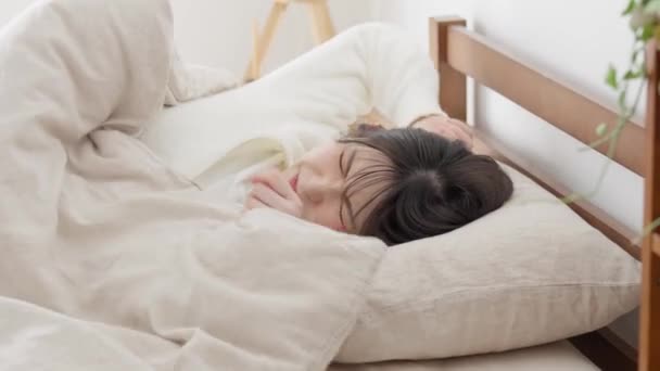 Donna asiatica che non riesce a dormire a causa del calore - Filmati, video