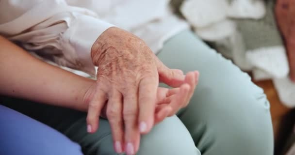 Altenpflege, Unterstützung oder Nahaufnahme des Pflegepersonals, das dem Patienten die Hand hält, für Gesundheit, Wellness oder Service. Empathie, Liebe oder Krankenschwester für Trost oder ältere Menschen für medizinische Tipps und Pflege. - Filmmaterial, Video