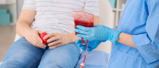 Чоловік дарує кров у лікарні
 - Фото, зображення